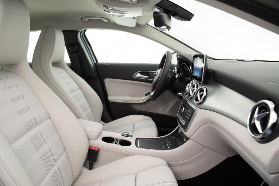 Интерьер Mercedes-Benz GLA200 (X156) 2017 года  (LA) (фото 2 из 41)
